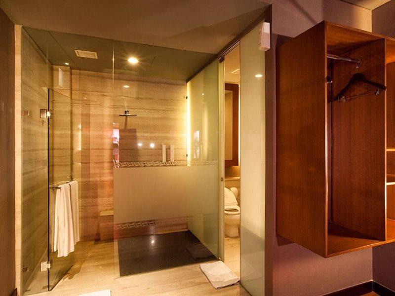 108 Hotel By Him Джакарта Екстериор снимка