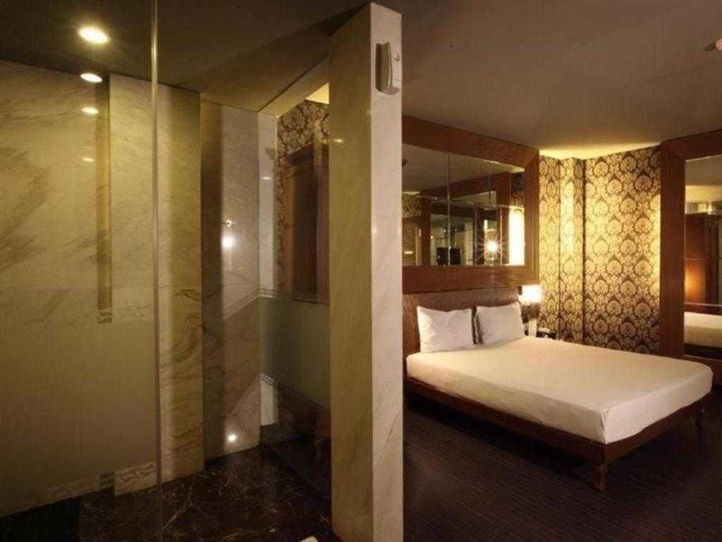 108 Hotel By Him Джакарта Екстериор снимка