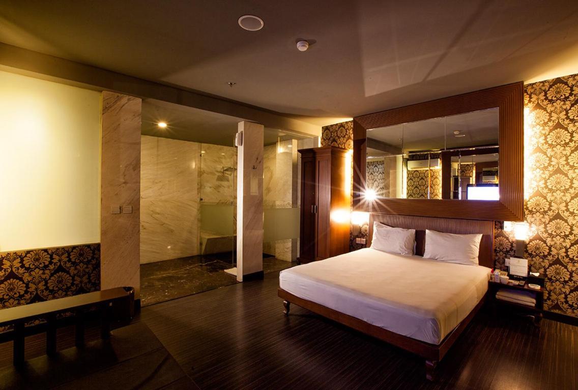 108 Hotel By Him Джакарта Екстериор снимка